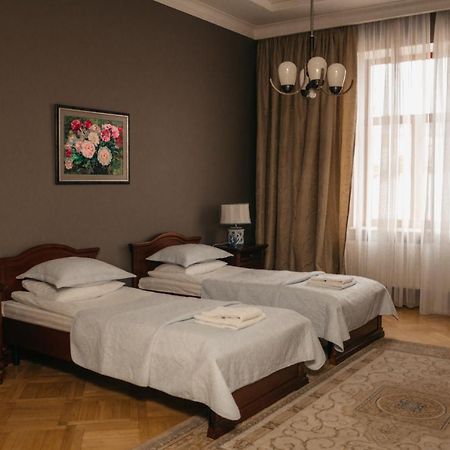British Club Lviv Hotel Bagian luar foto