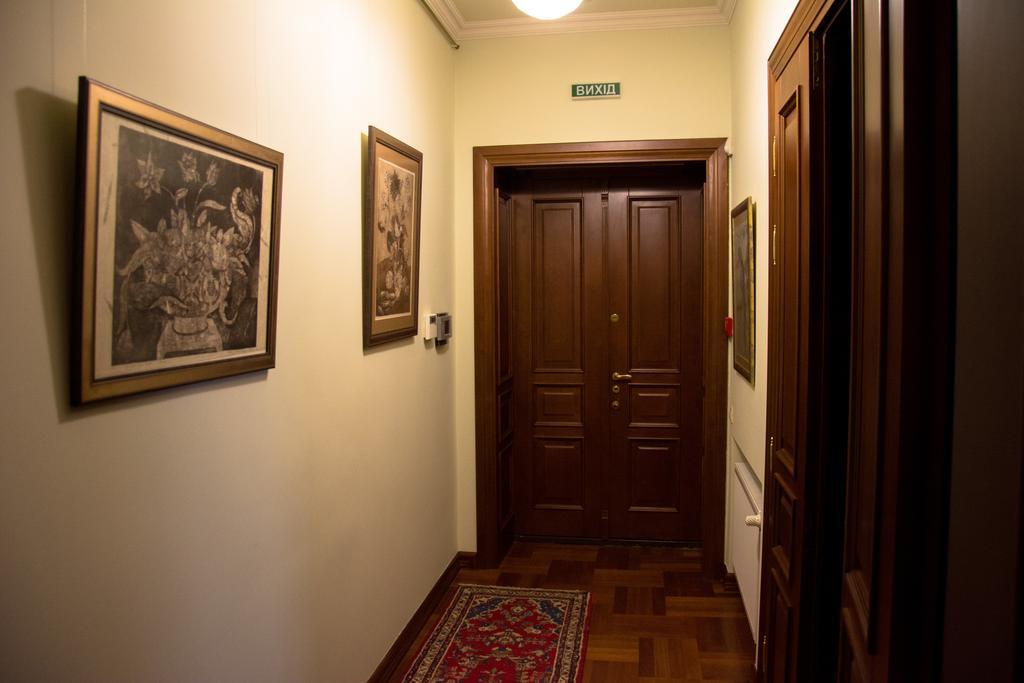 British Club Lviv Hotel Bagian luar foto