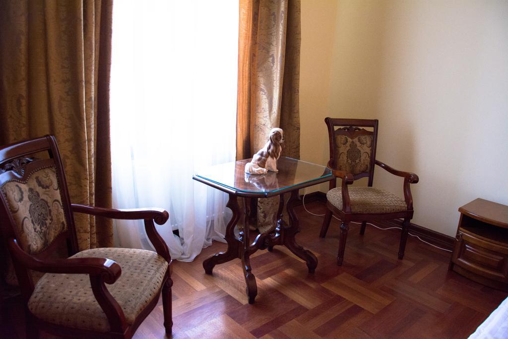 British Club Lviv Hotel Bagian luar foto