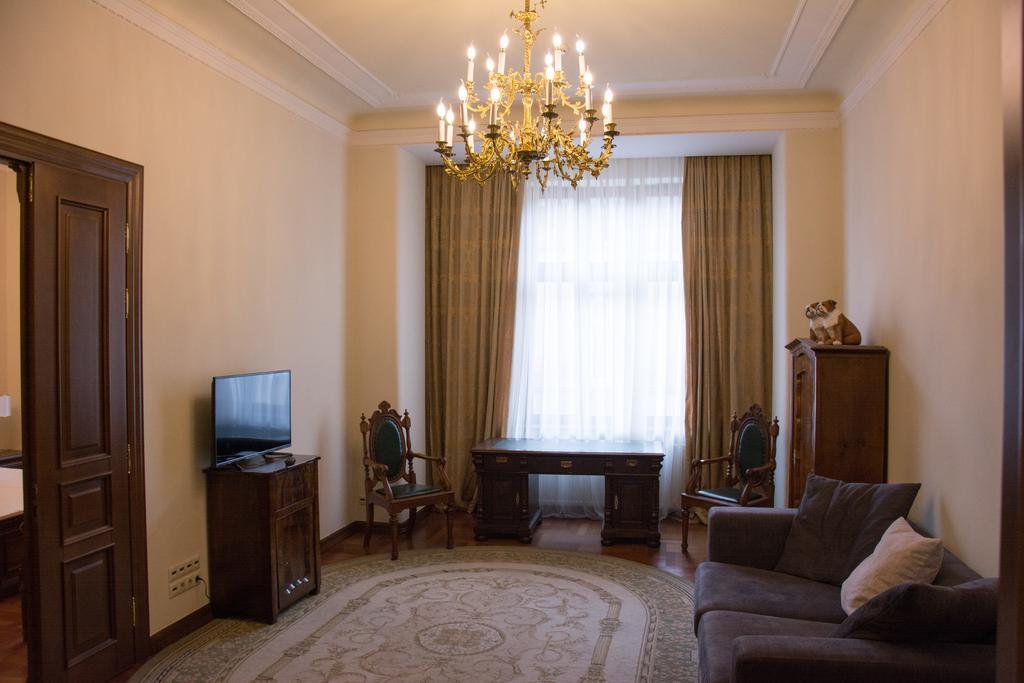 British Club Lviv Hotel Bagian luar foto