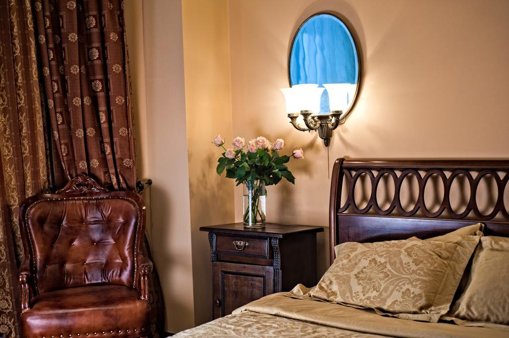 British Club Lviv Hotel Bagian luar foto