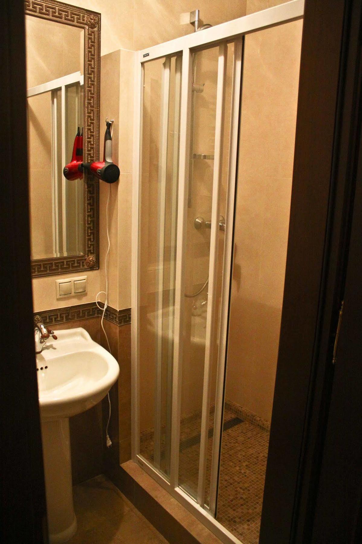 British Club Lviv Hotel Bagian luar foto