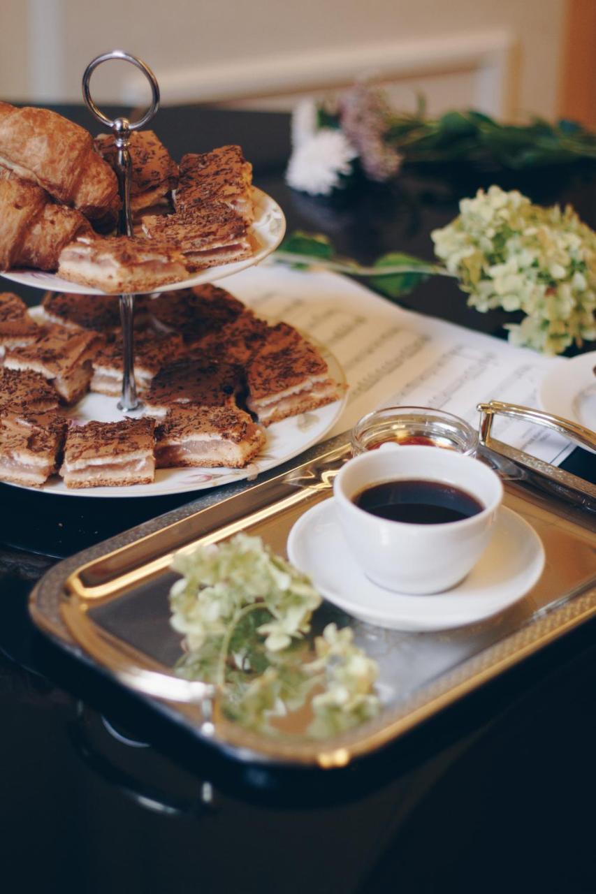 British Club Lviv Hotel Bagian luar foto