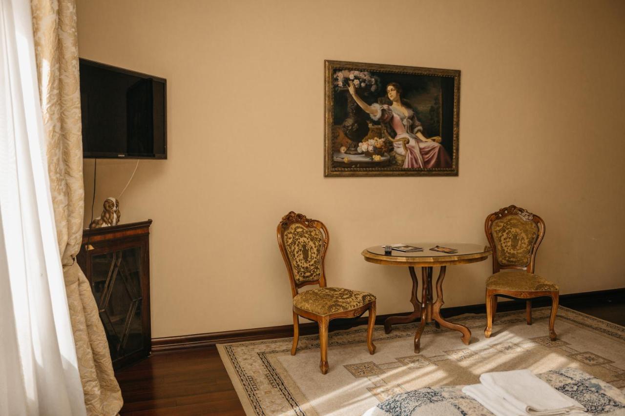 British Club Lviv Hotel Bagian luar foto