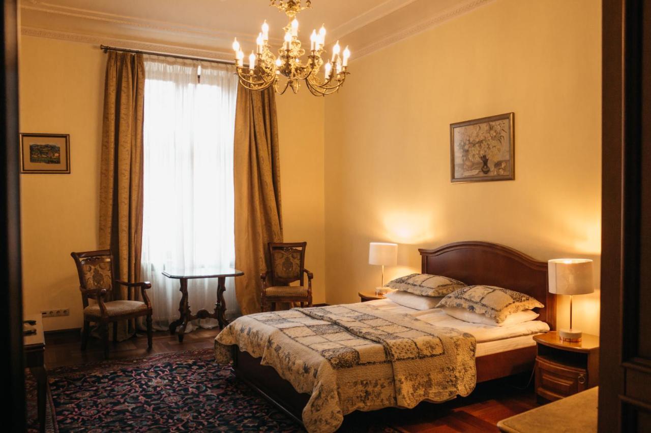 British Club Lviv Hotel Bagian luar foto