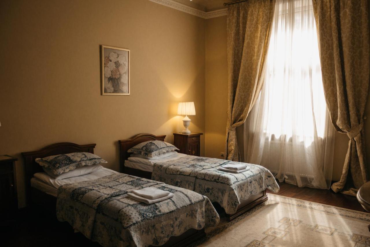 British Club Lviv Hotel Bagian luar foto